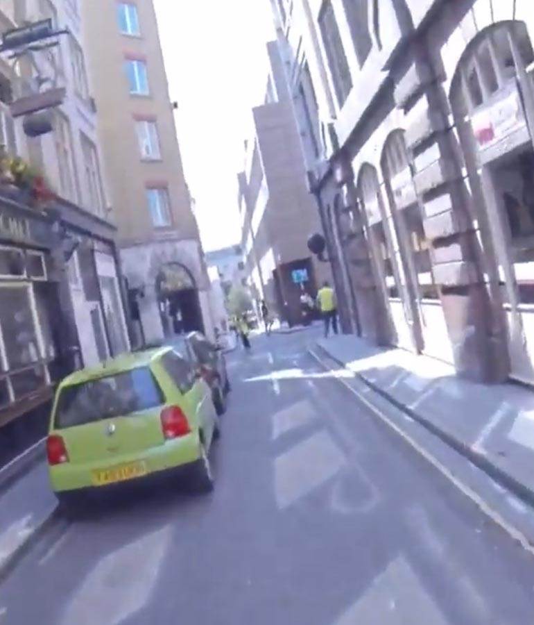 Čovek trči od jedne do druge stanice  (2).jpg