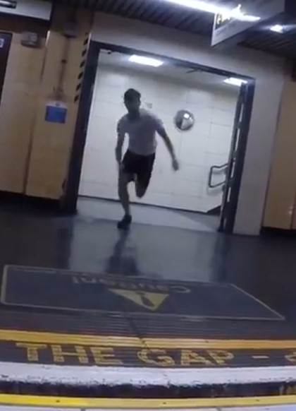 Čovek trči od jedne do druge stanice  (1).jpg