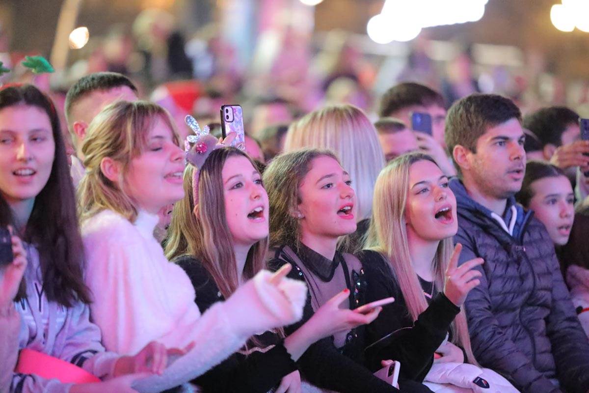 Zera na dočeku ispred Skupštine