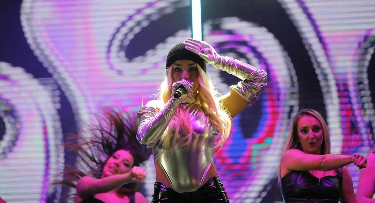 Zera na dočeku ispred Skupštine