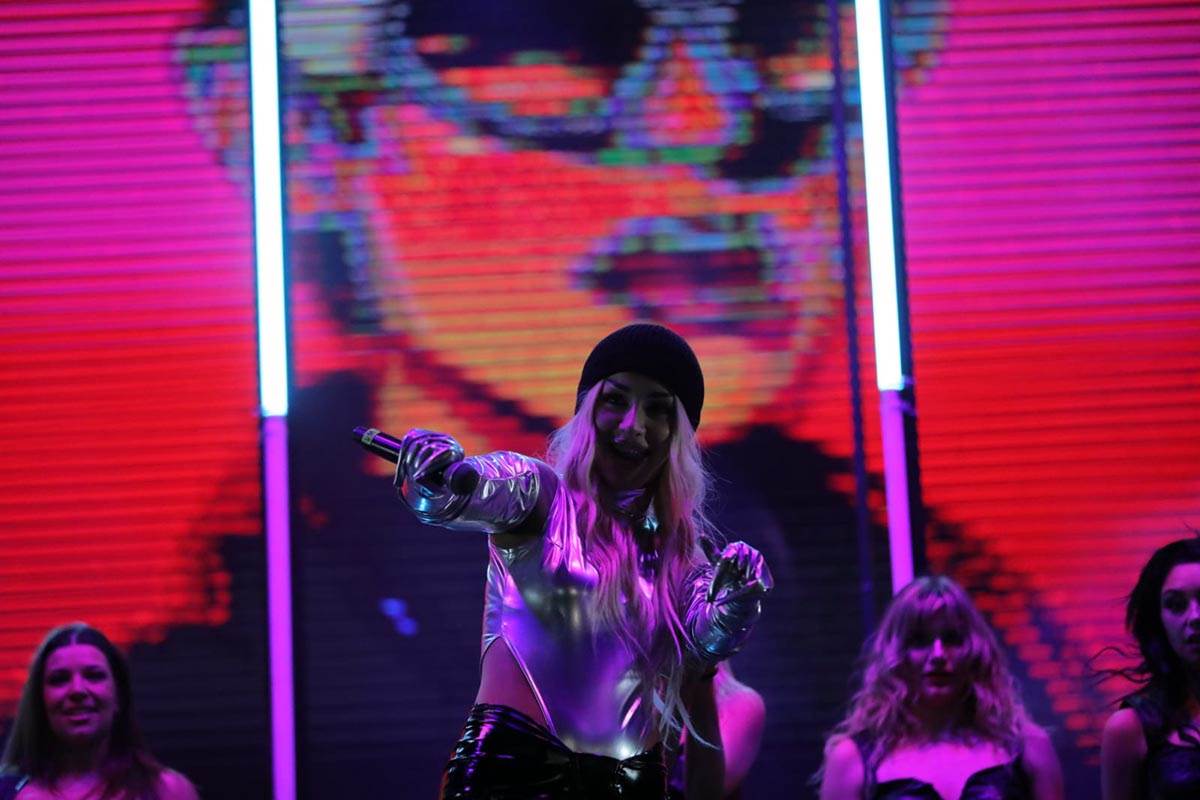 Zera na dočeku ispred Skupštine