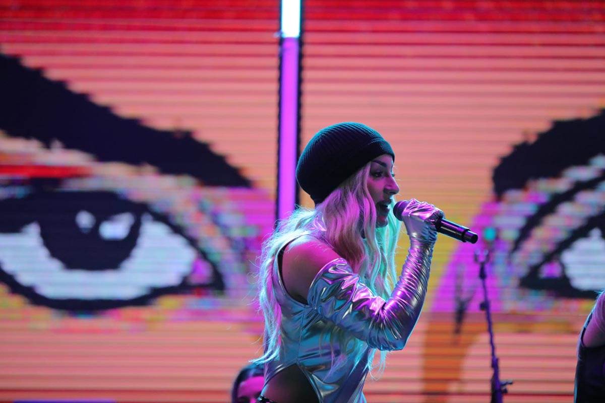 Zera na dočeku ispred Skupštine