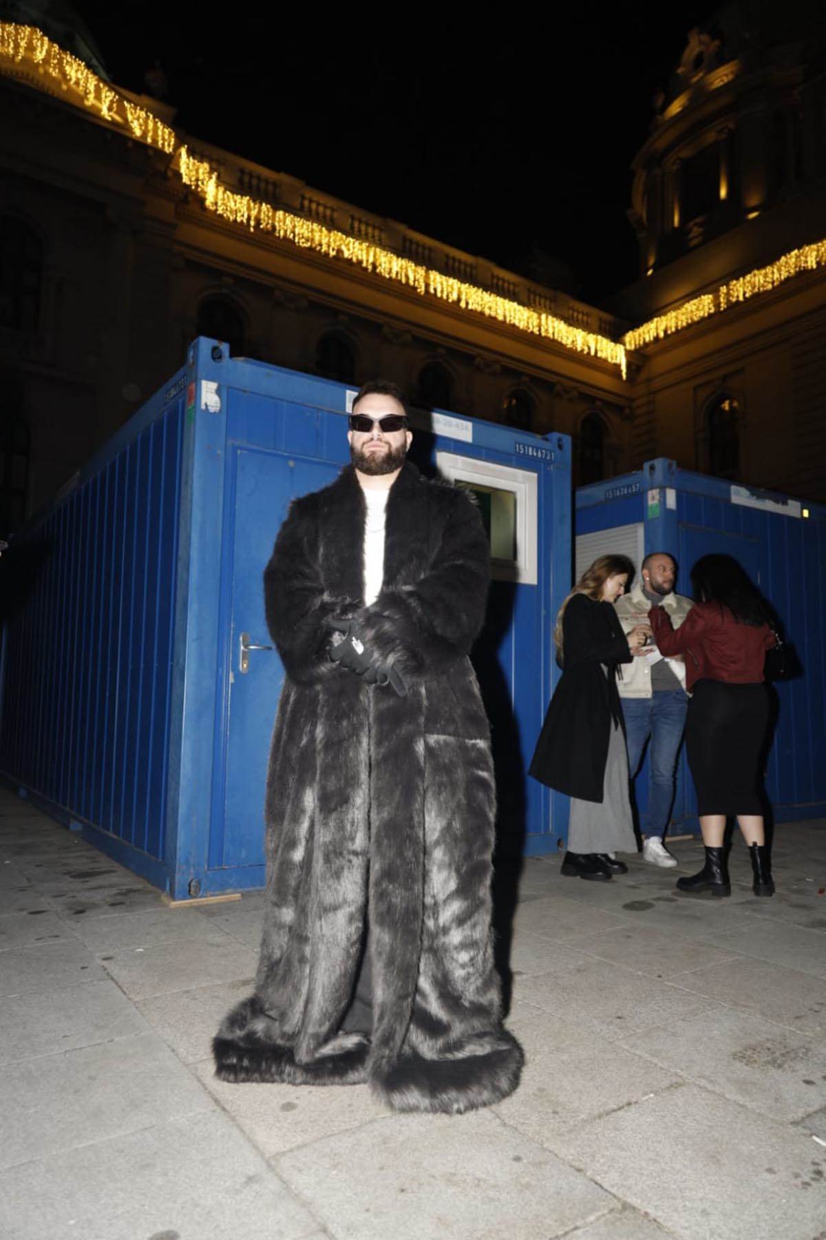 Zera na dočeku ispred Skupštine