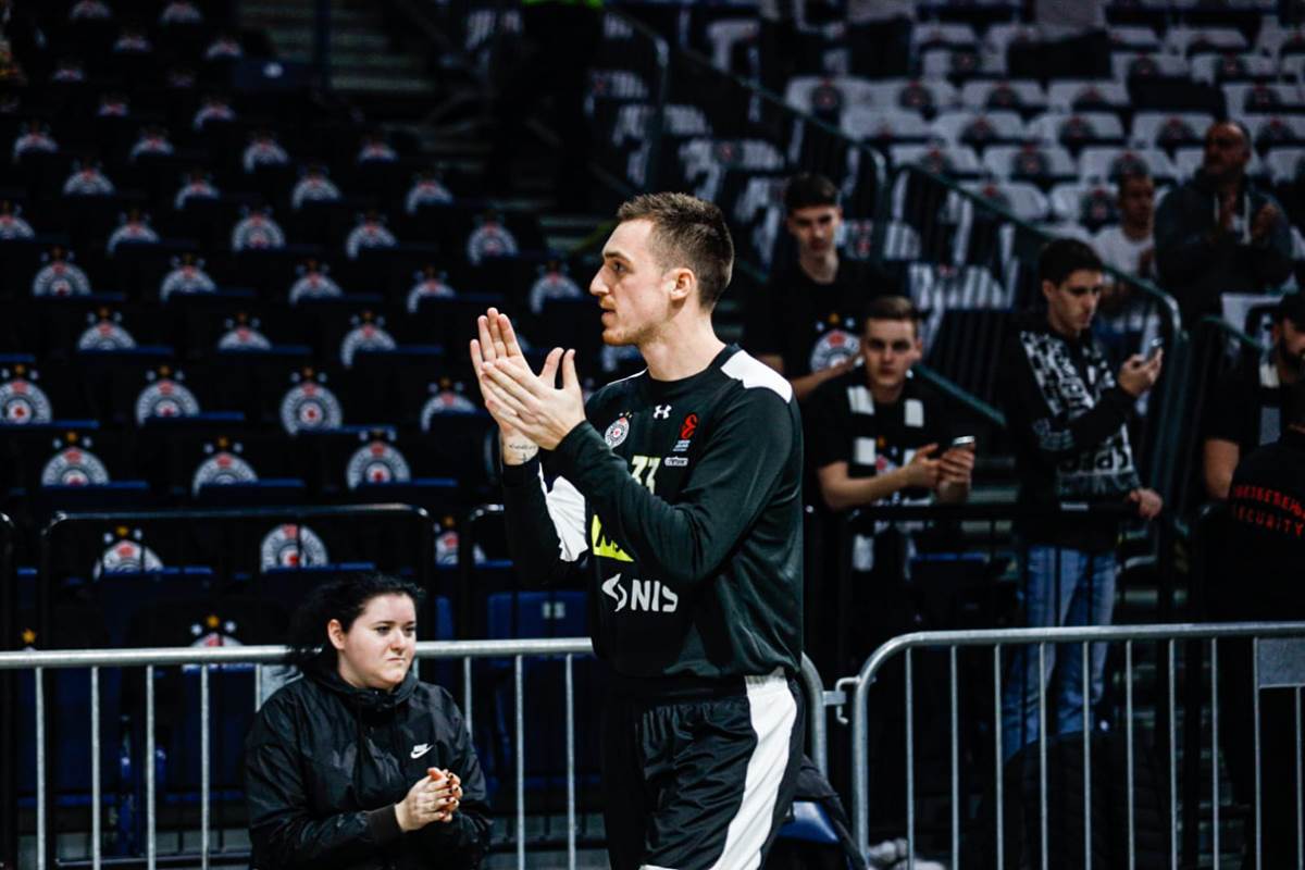 Partizan Hala Zagrevanje Meč KK (15).jpg