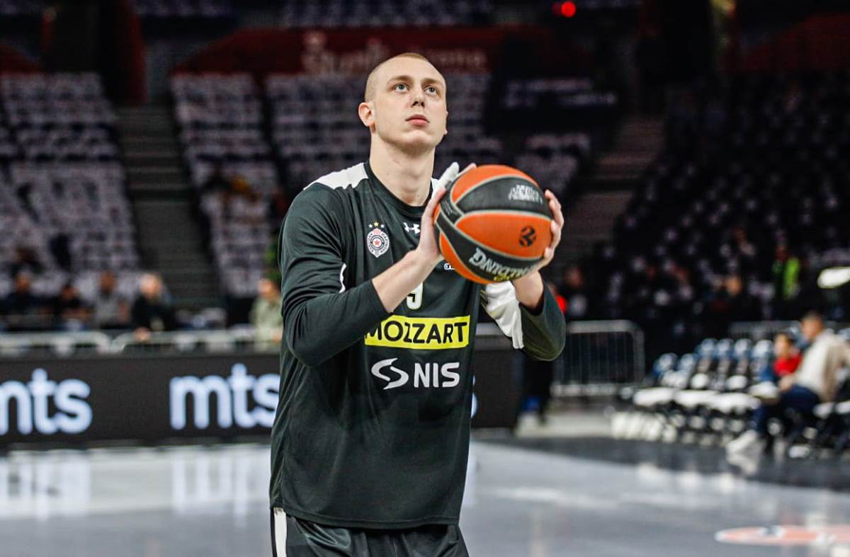 Partizan Hala Zagrevanje Meč KK (18).jpg