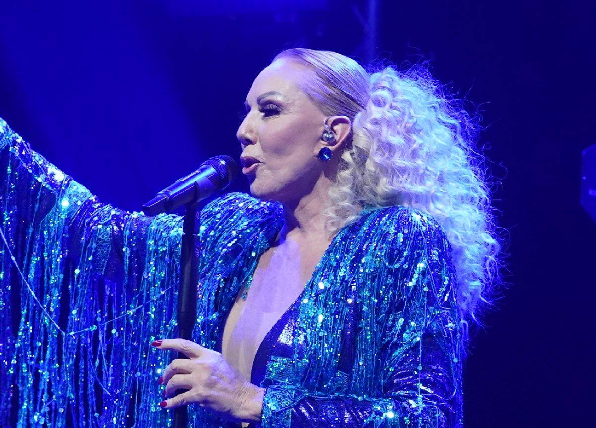 lepa brena mini val-min.jpg