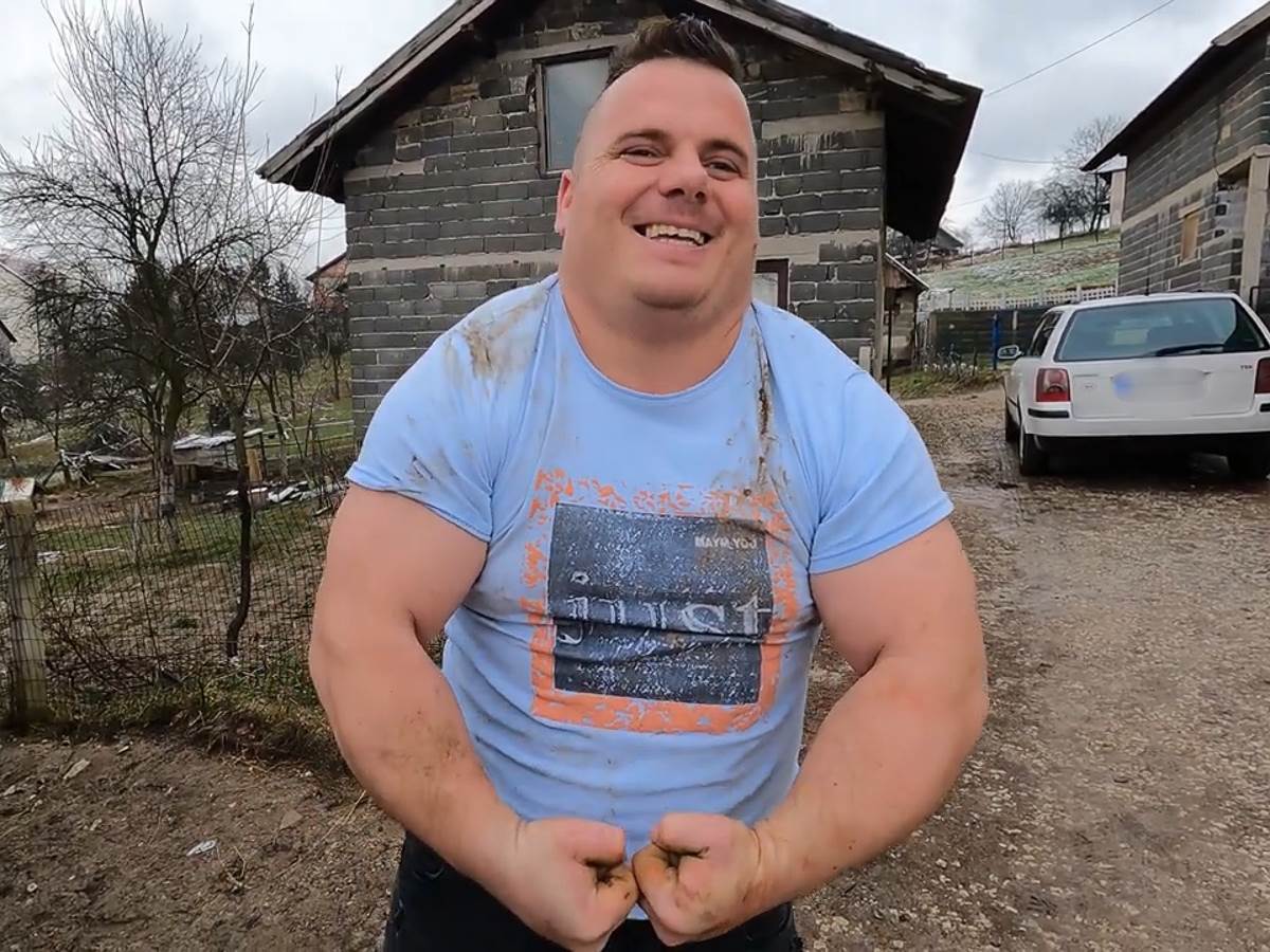 Bosanski Hulk jači od konja, umiva se snijegom-7.jpg