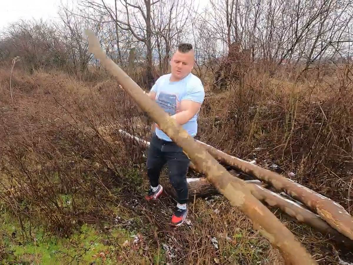 Bosanski Hulk jači od konja, umiva se snijegom-3.jpg