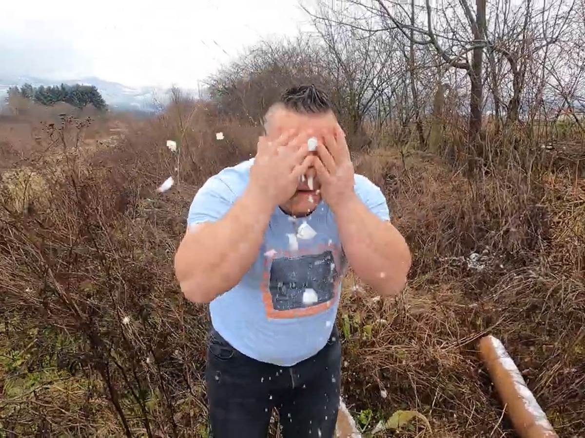 Bosanski Hulk jači od konja, umiva se snijegom-2.jpg