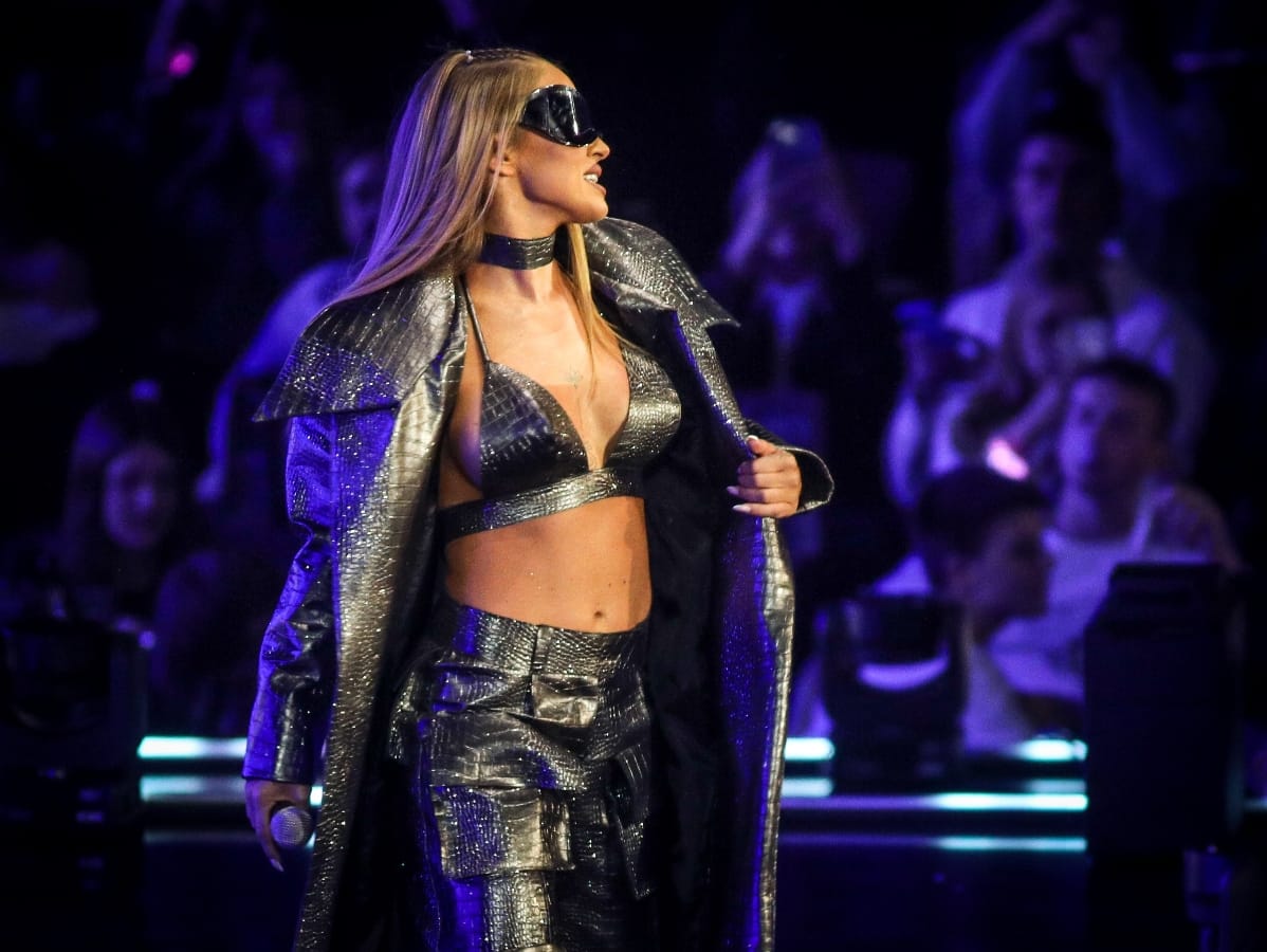 Teodora Džehverović grudi prekrila srcima nastup za Dan zaljubljenih