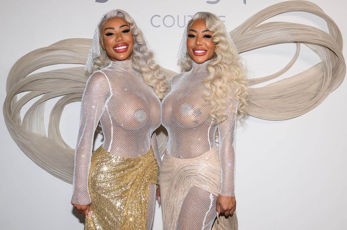 Bliznakinje Klermont došle gole na Parisku nedelju mode