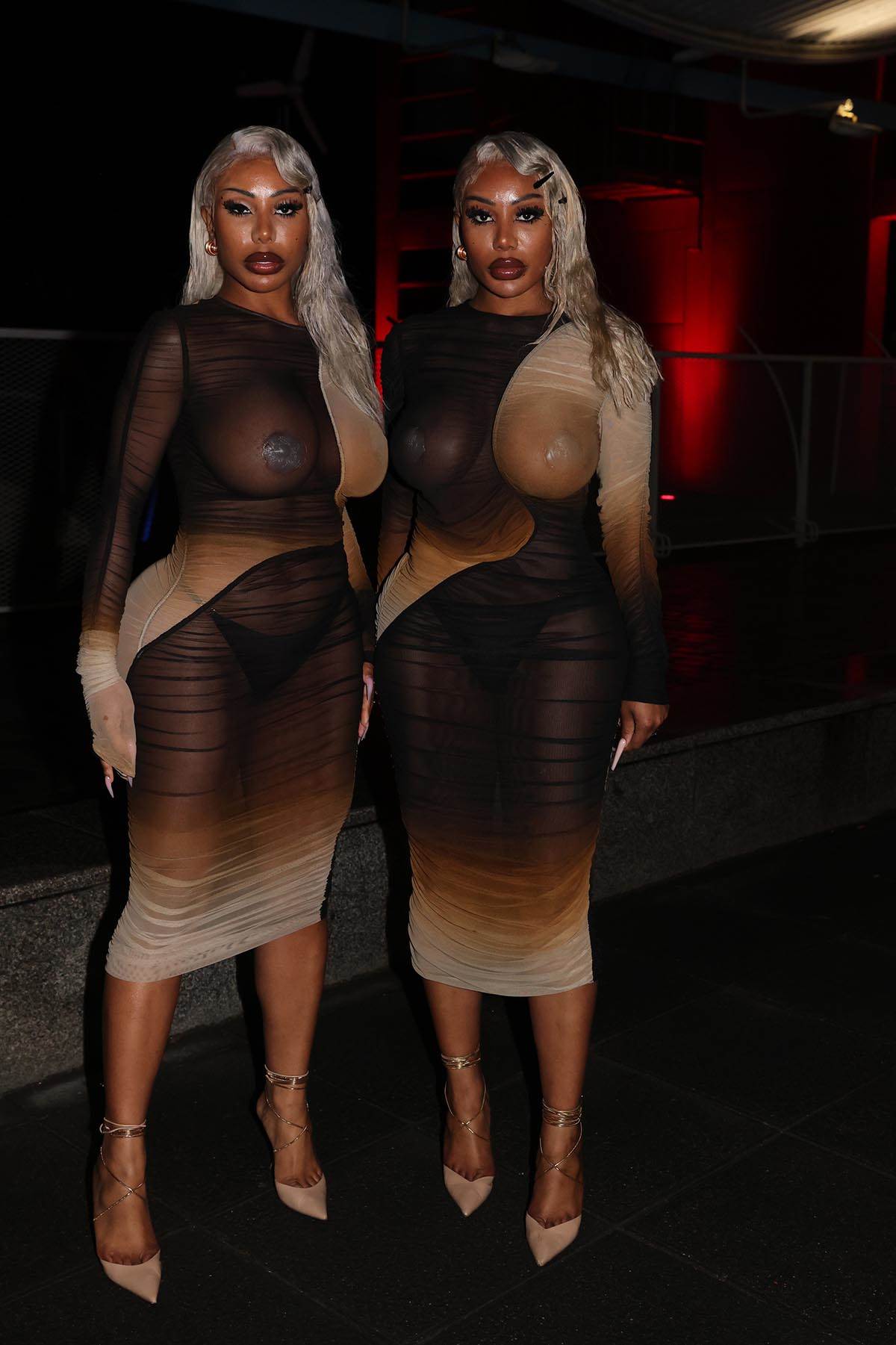 Bliznakinje Klermont došle gole na Parisku nedelju mode