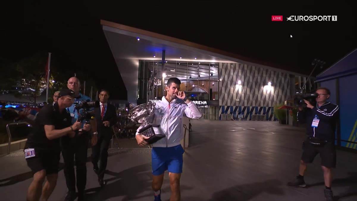 Novak slavi trofej sa srbima  (3).jpg