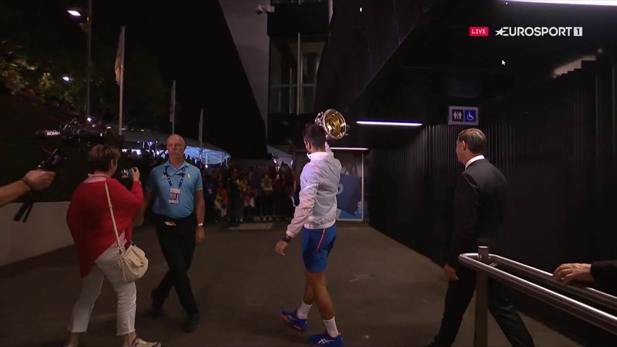 Novak slavi trofej sa srbima  (4).jpg