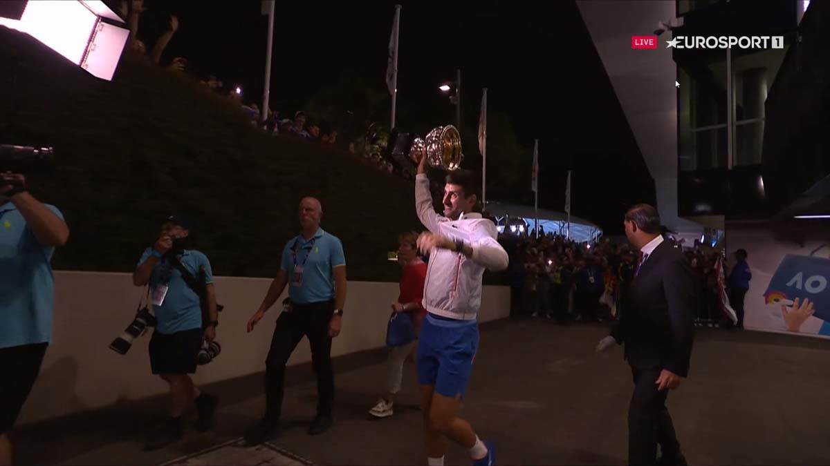 Novak slavi trofej sa srbima  (5).jpg