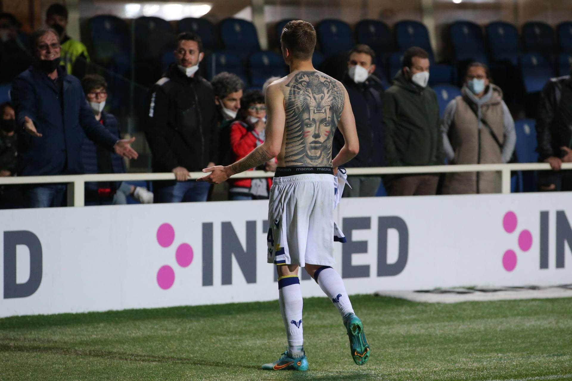 Srpski fudbaler Ivan Ilić tetovirao cela leđa