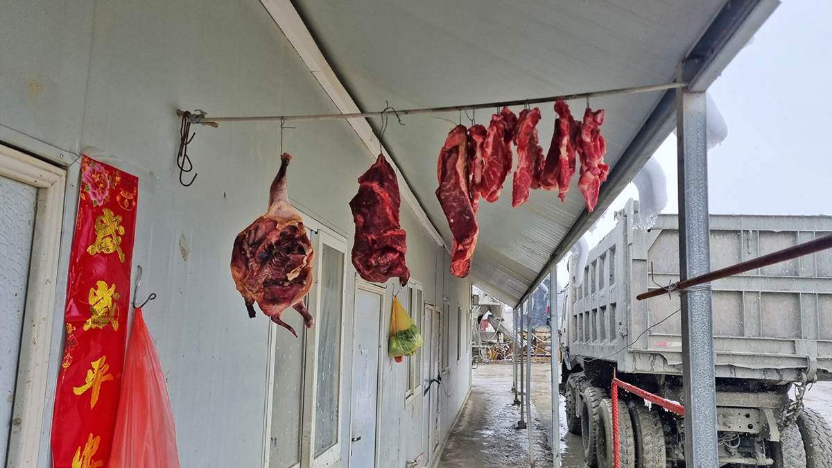 Kineski radnici suse meso.jpg