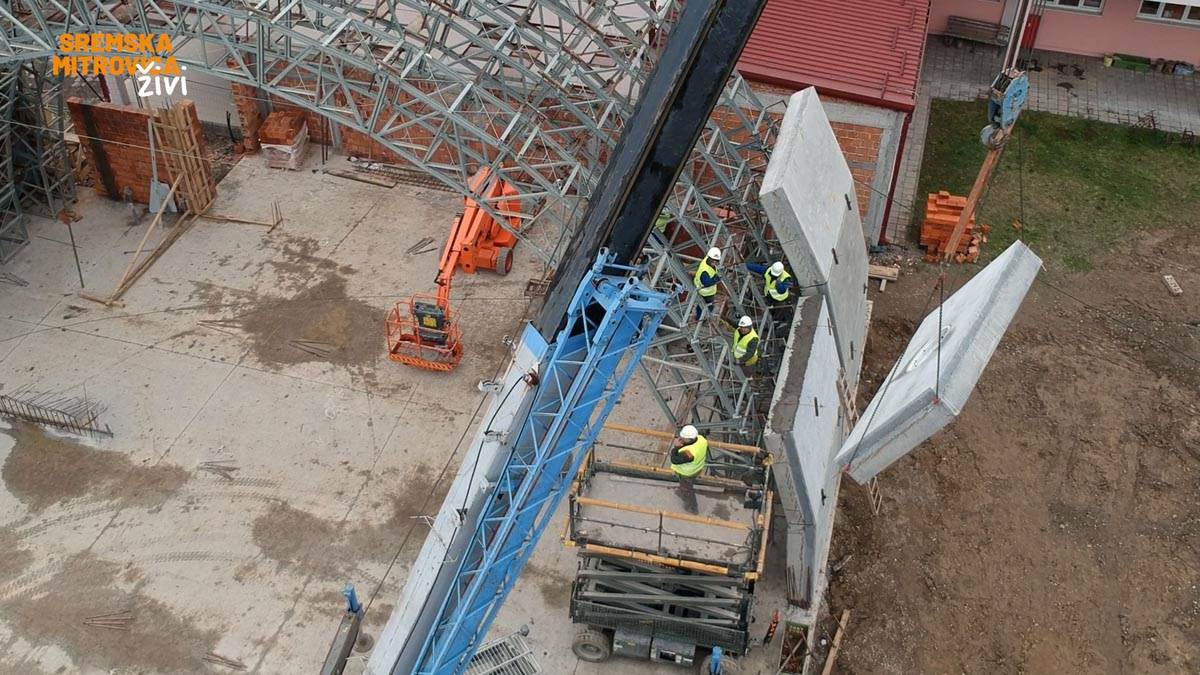 - 16x9.00_00_45_07.Still017.jpg