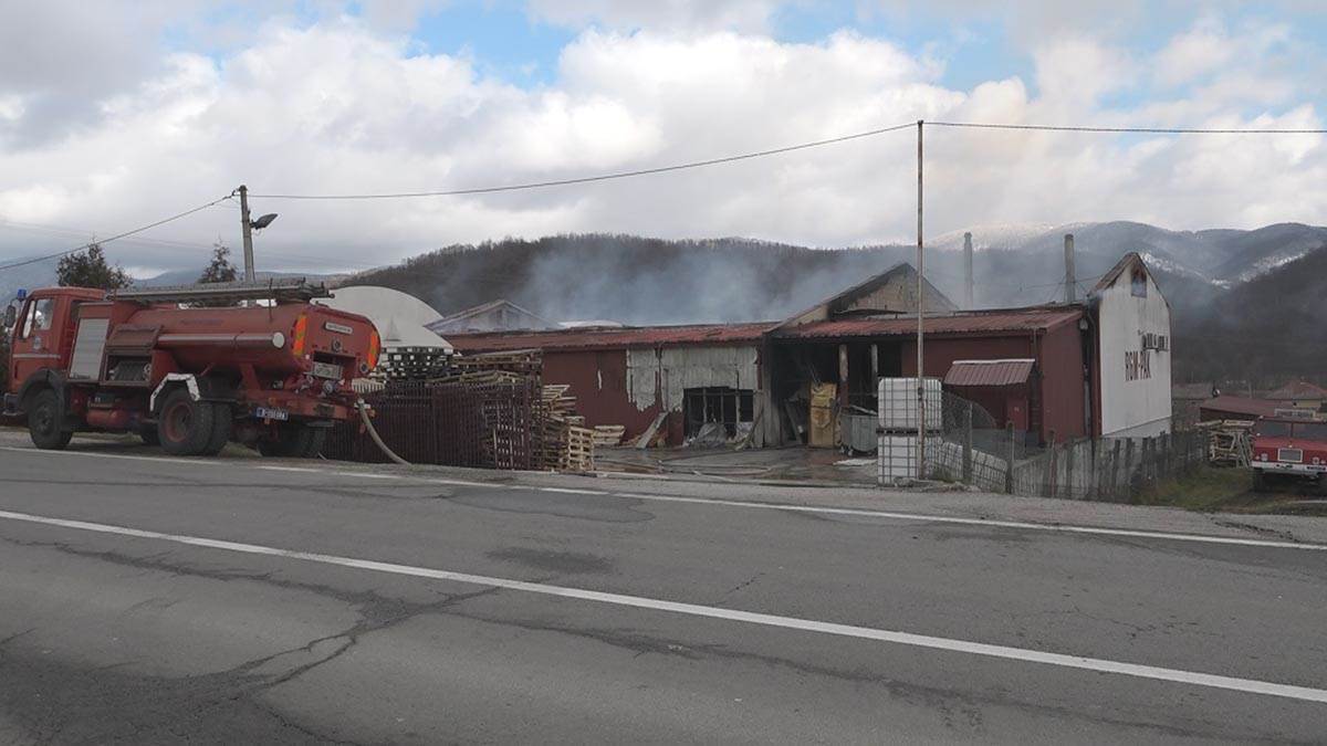 Veliki požar u fabrici papira u Svračkovcima (5).jpg