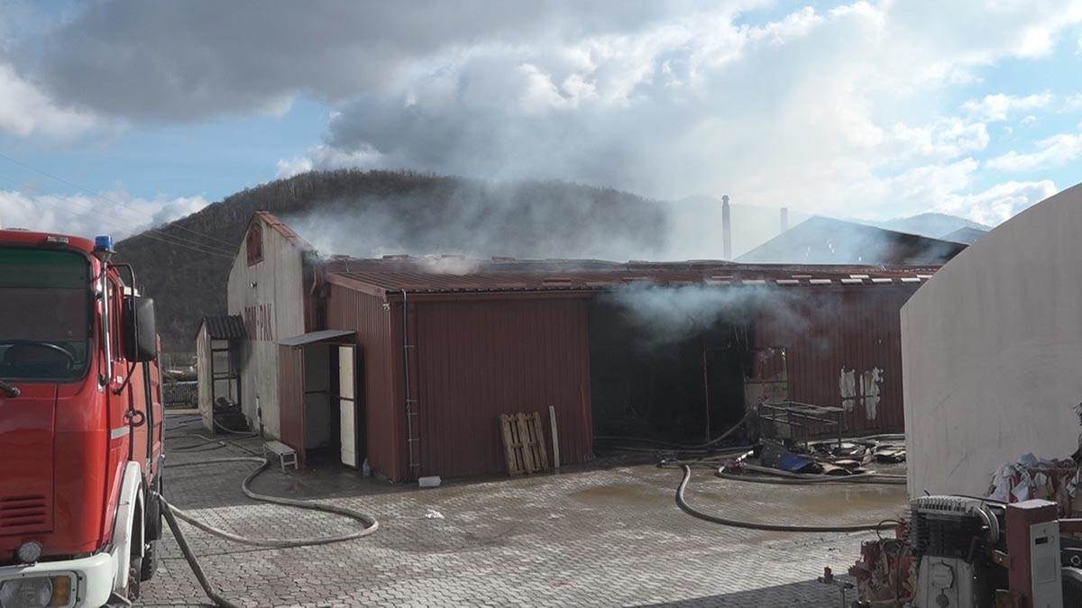 Veliki požar u fabrici papira u Svračkovcima (1).jpg