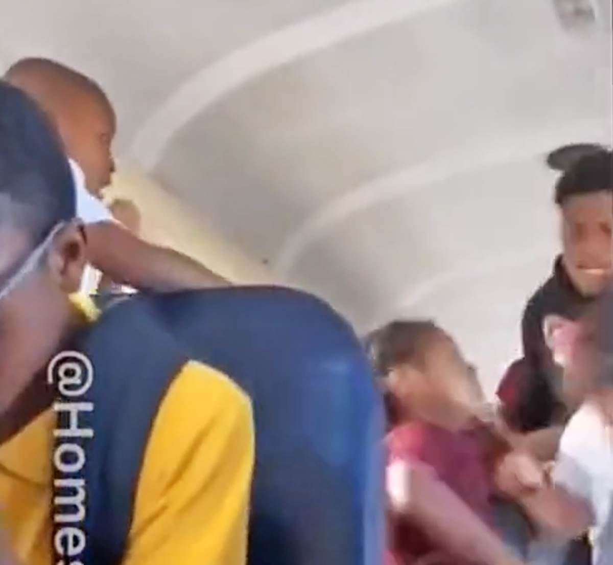 Tuca u skolskom autobusu (8).png