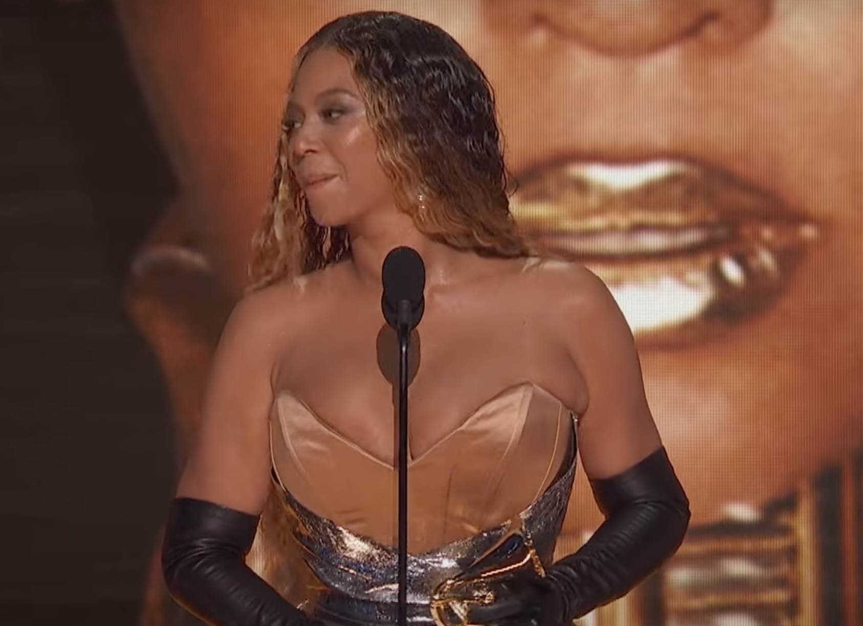 Bijonse na dodeli Gremija 3.png