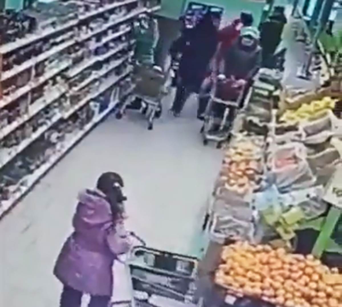 Brutalna tuča 2 žene u marketu