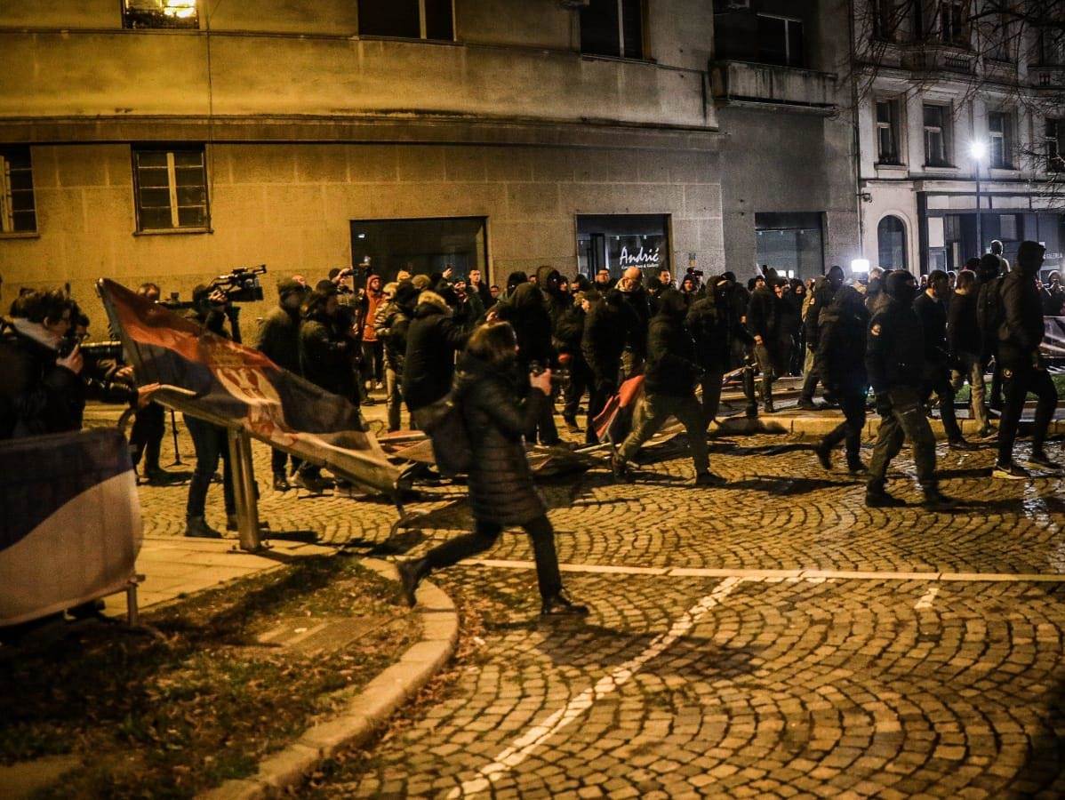 Demonstranti porušili zaštitnu ogradu ispred Predsedništva