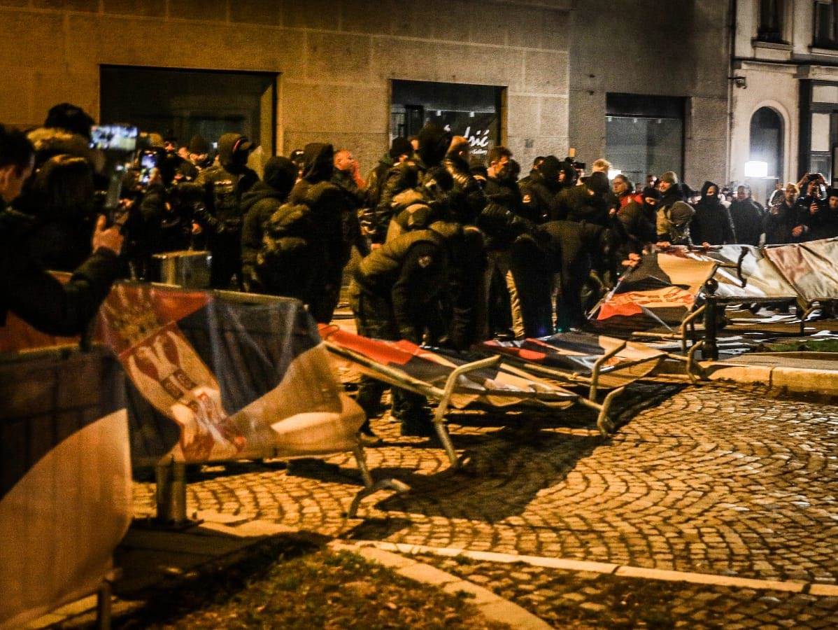 Demonstranti porušili zaštitnu ogradu ispred Predsedništva