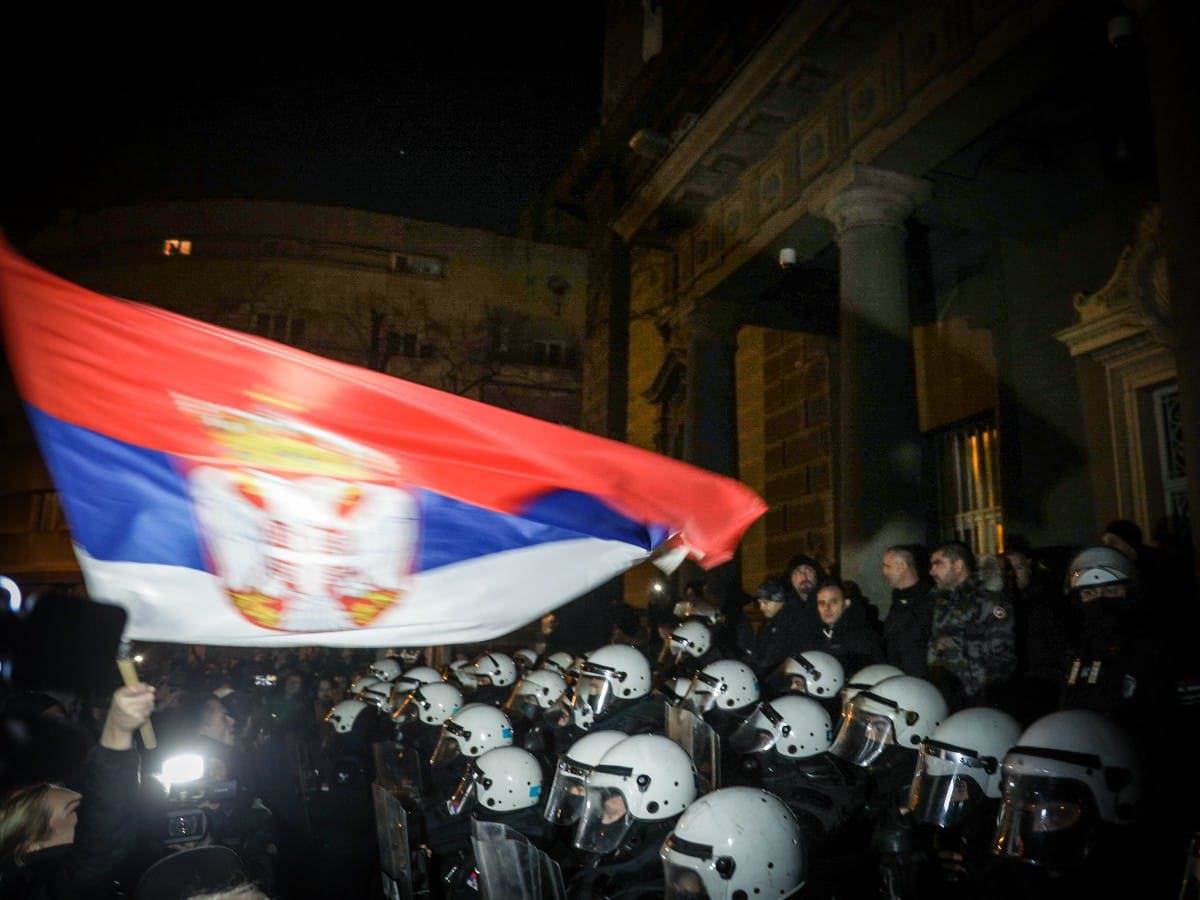 Demonstranti porušili zaštitnu ogradu ispred Predsedništva