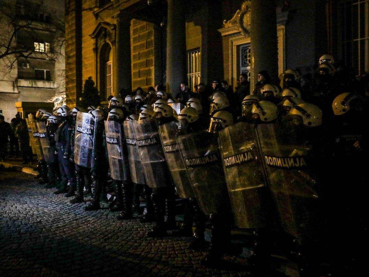Demonstranti porušili zaštitnu ogradu ispred Predsedništva