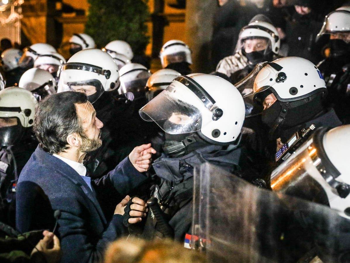 Demonstranti porušili zaštitnu ogradu ispred Predsedništva