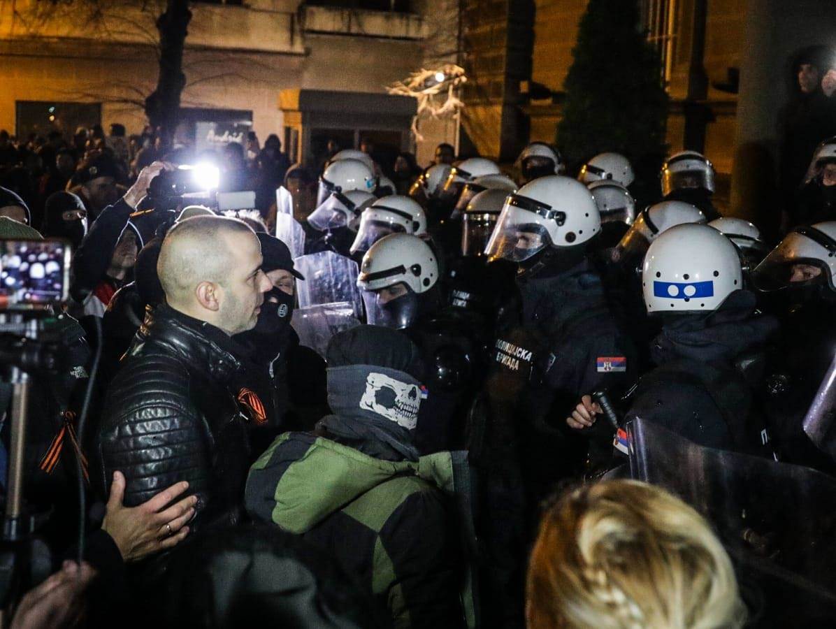 Demonstranti porušili zaštitnu ogradu ispred Predsedništva