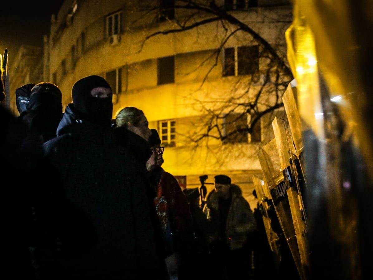 Demonstranti porušili zaštitnu ogradu ispred Predsedništva