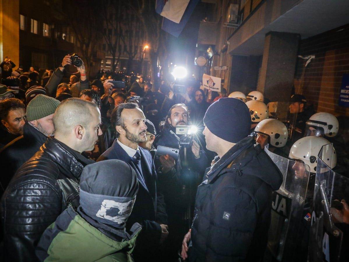 Demonstranti porušili zaštitnu ogradu ispred Predsedništva