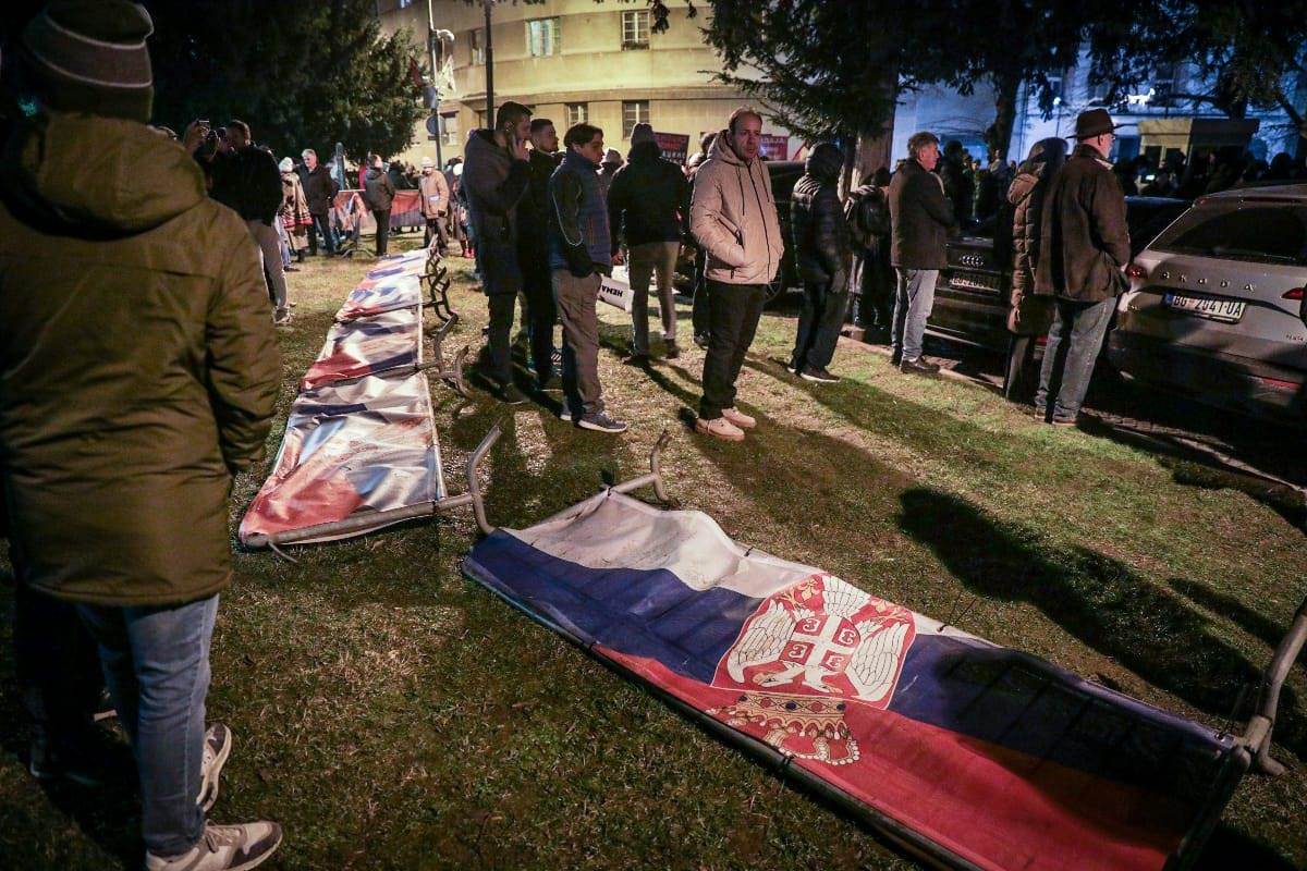 Demonstranti porušili zaštitnu ogradu ispred Predsedništva