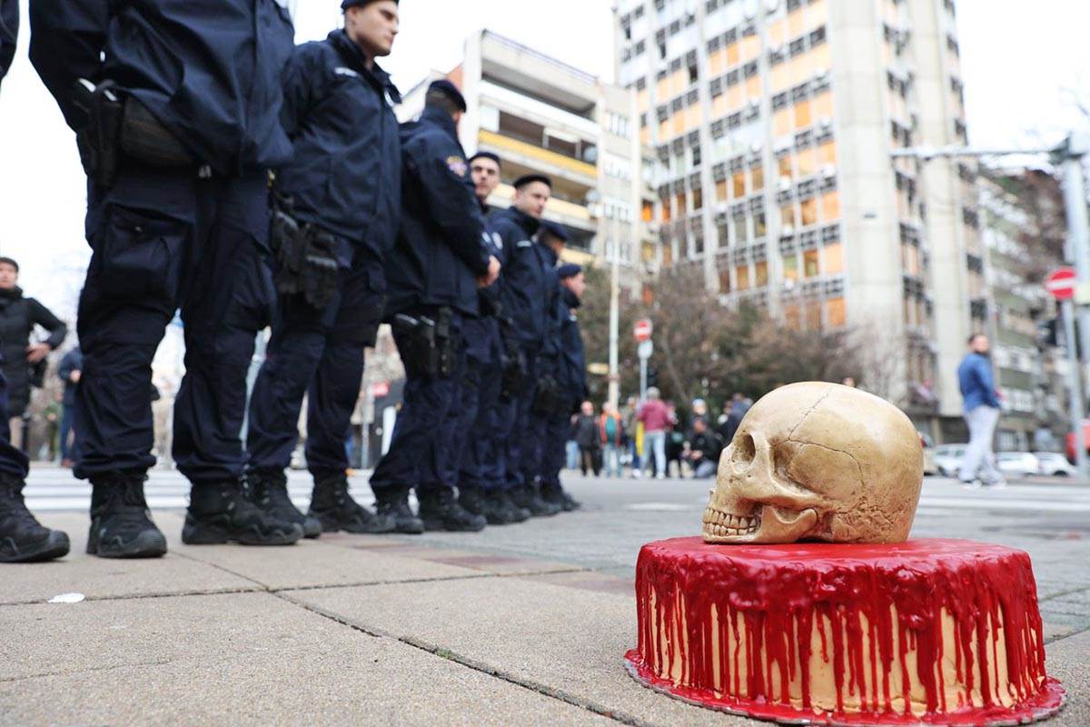 Krvava torta ispred ambasade Rusije (1).jpeg