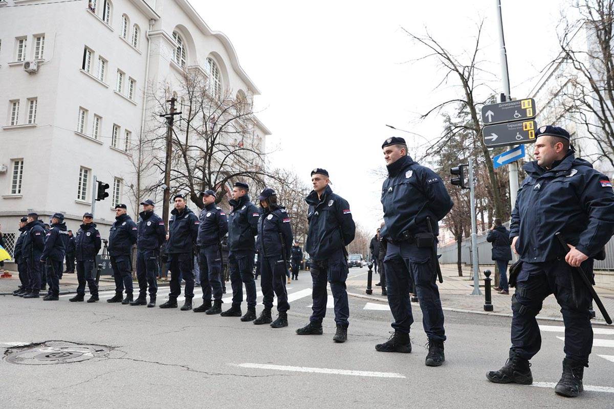 Krvava torta ispred ambasade Rusije (3).jpeg