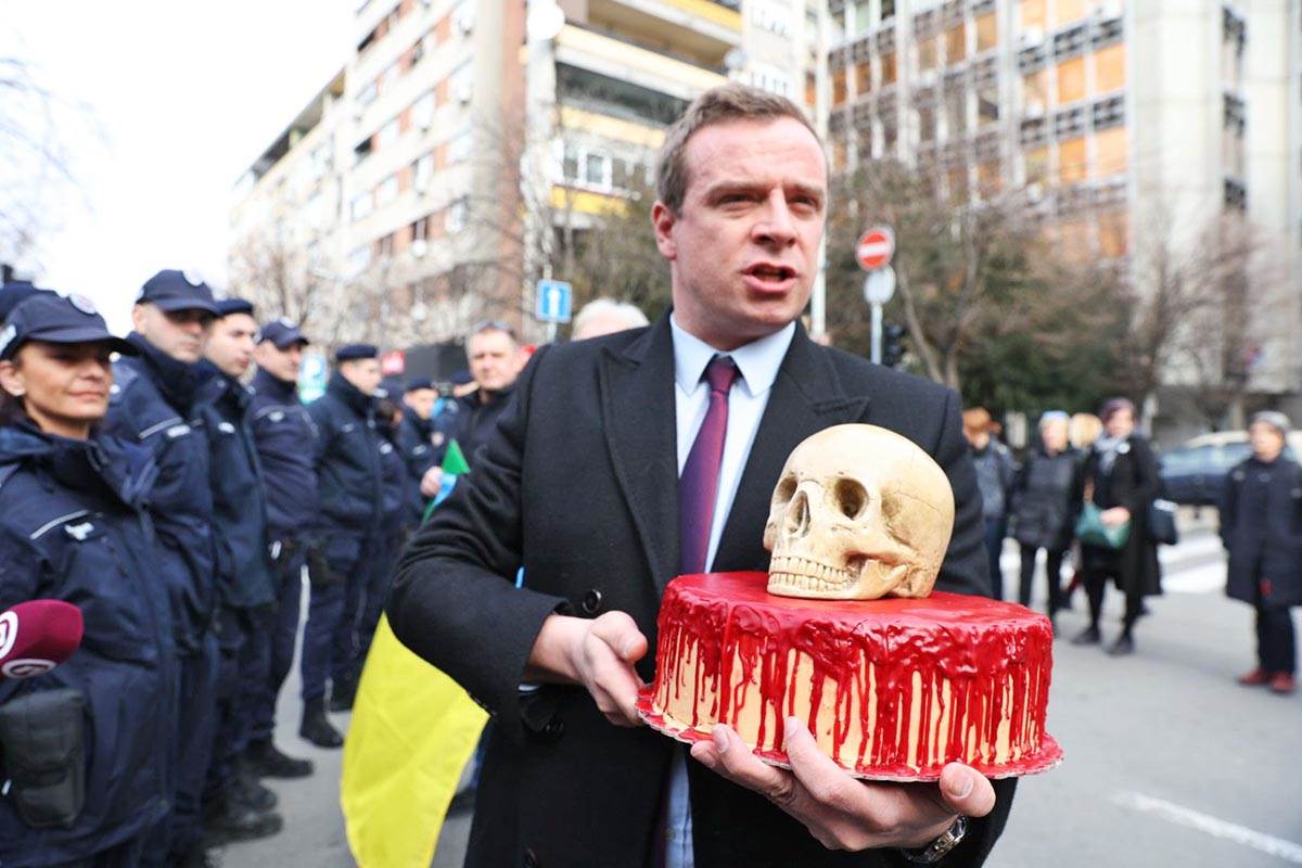 Krvava torta ispred ambasade Rusije (4).jpeg