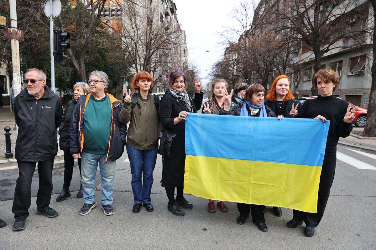 Krvava torta ispred ambasade Rusije (5).jpeg