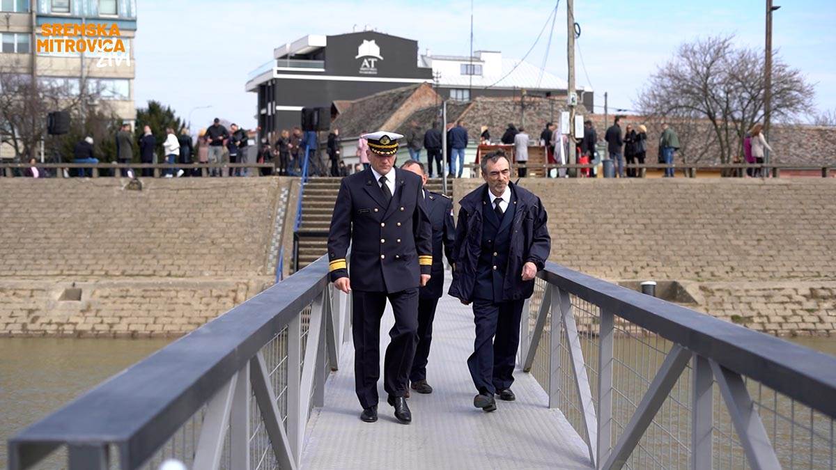 - 16x9.00_00_32_20.Still010.jpg