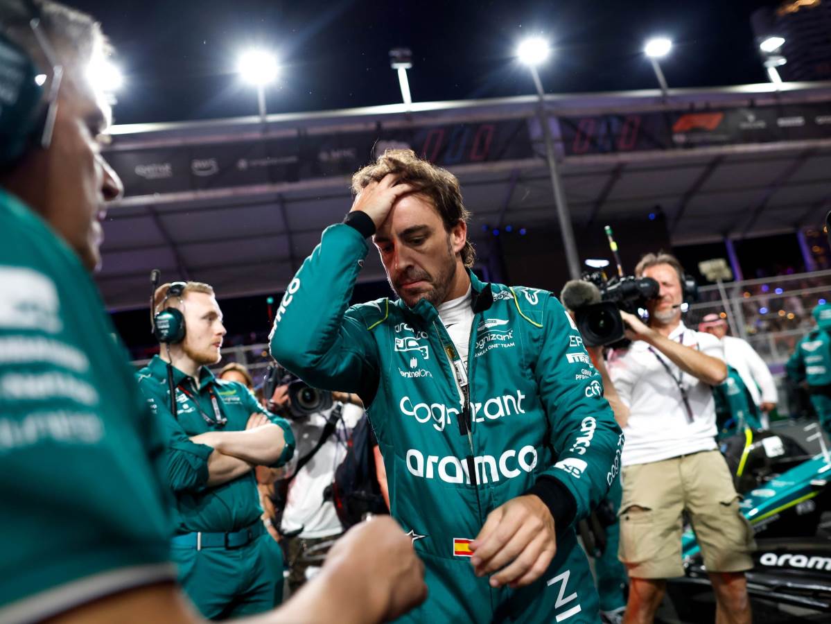 Fernando Alonso se drži za glavu na trci Formule 1