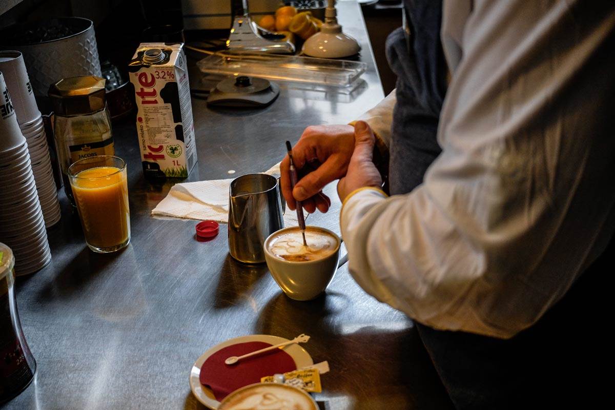 U kafiću Zvuci srca u Beogradu rade osobe sa smetnjama u razvoju