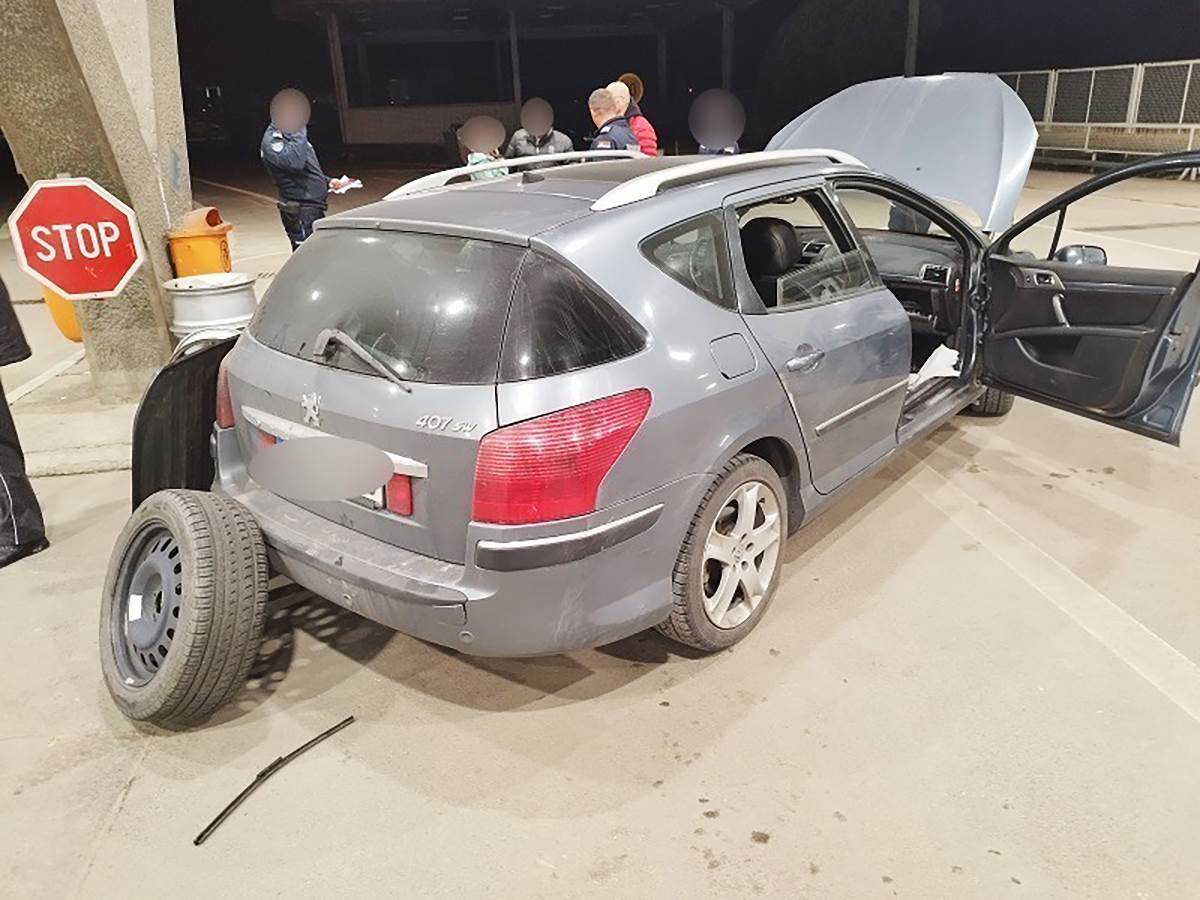 Imigrantkinja se sakrila ispod haube automobila