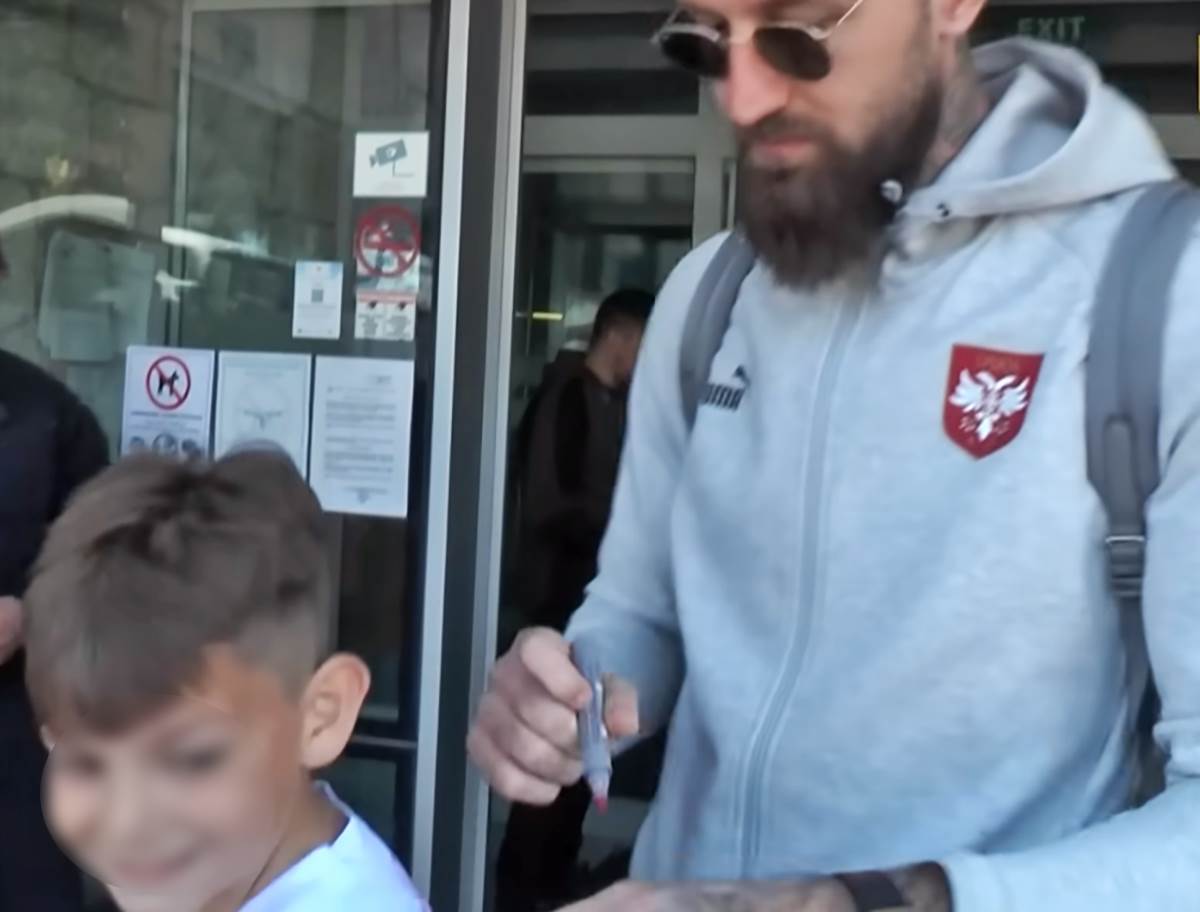 Fudbaleri Srbije stigli u Crnu Goru (3).png