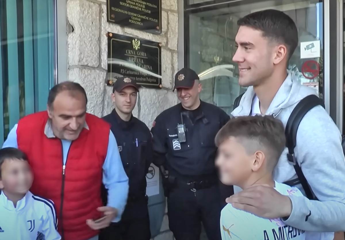 Fudbaleri Srbije stigli u Crnu Goru (4).png