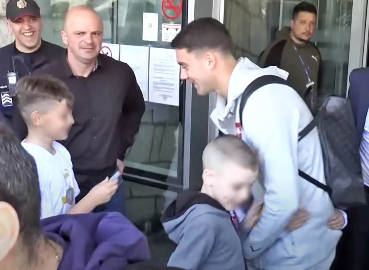 Fudbaleri Srbije stigli u Crnu Goru (5).png