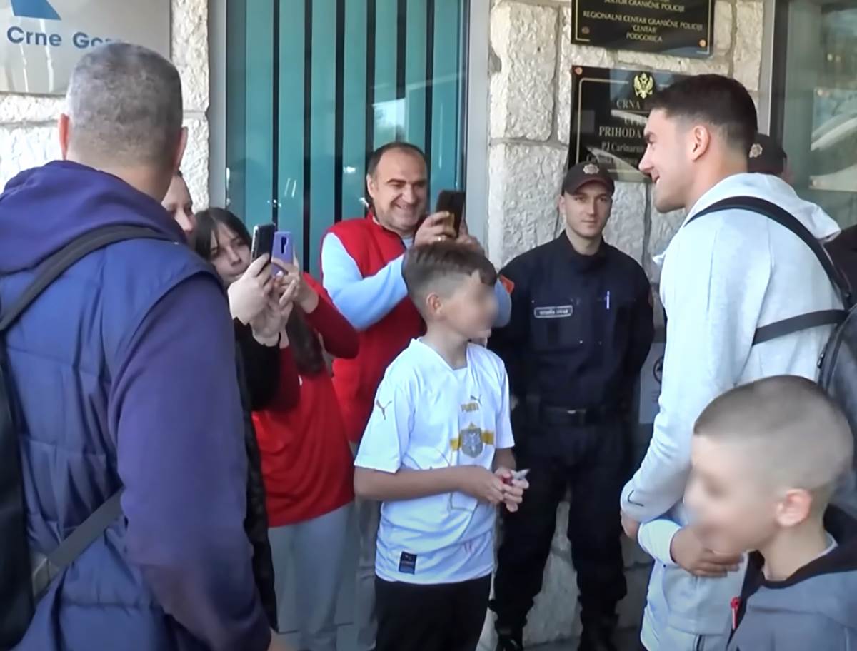 Fudbaleri Srbije stigli u Crnu Goru (6).png