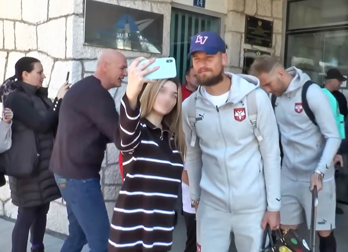 Fudbaleri Srbije stigli u Crnu Goru (7).png