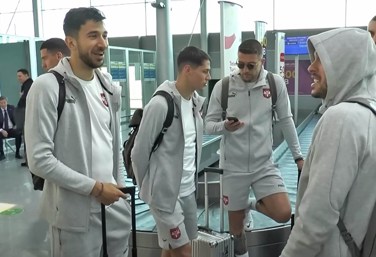 Fudbaleri Srbije stigli u Crnu Goru (1).png